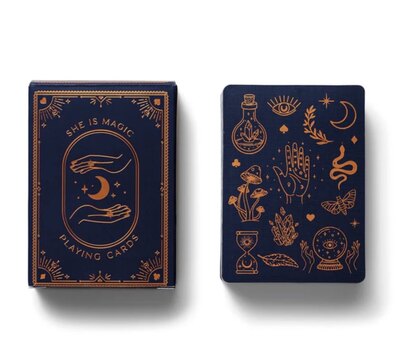0 She is Magic-klassiset pelikortit 