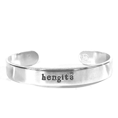 0 hengitä tekstirannekoru