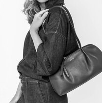 0 Elo Black Baguette Hand bag